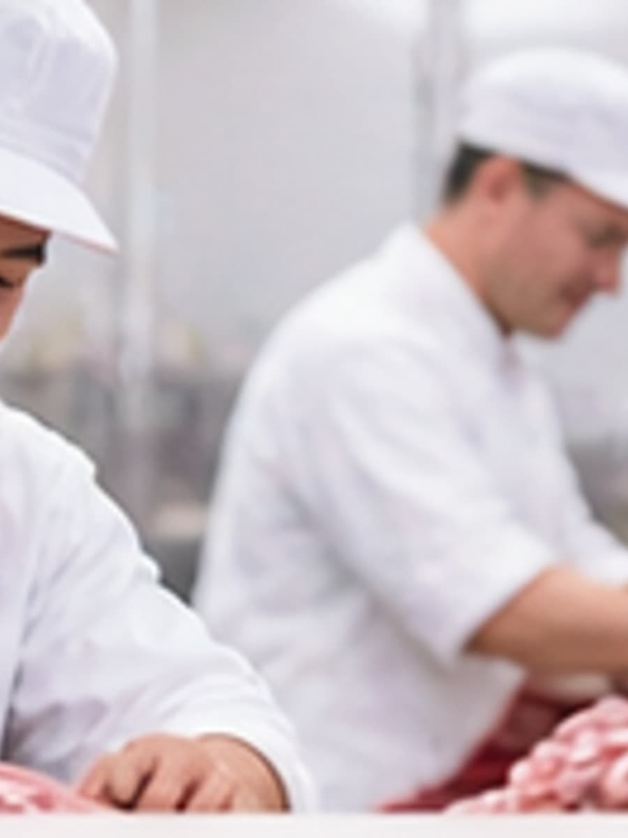Meister und Mitarbeiter bei der gemeinsamen Qualitätsprüfung